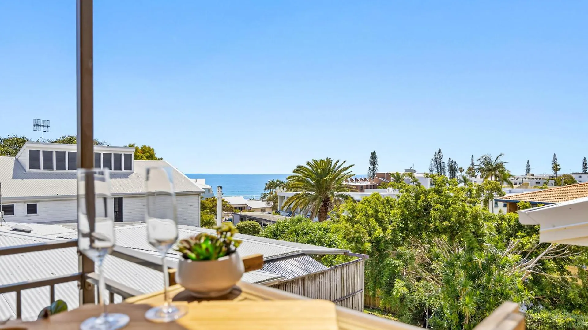 Quaint 2-Bed Beach Abode With Ocean Views Alexandra Headland 0*,  Avustralya